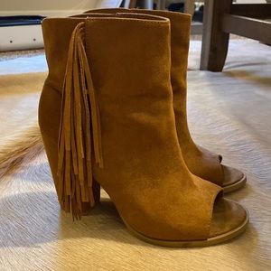 Dolce Vita open toe heel with fringe side, size 8